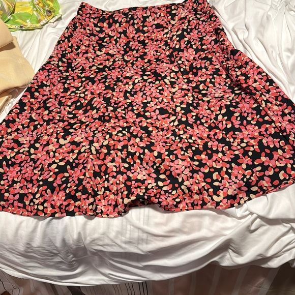 This is a printed skirt that is lined and beautiful - Picture 4 of 5